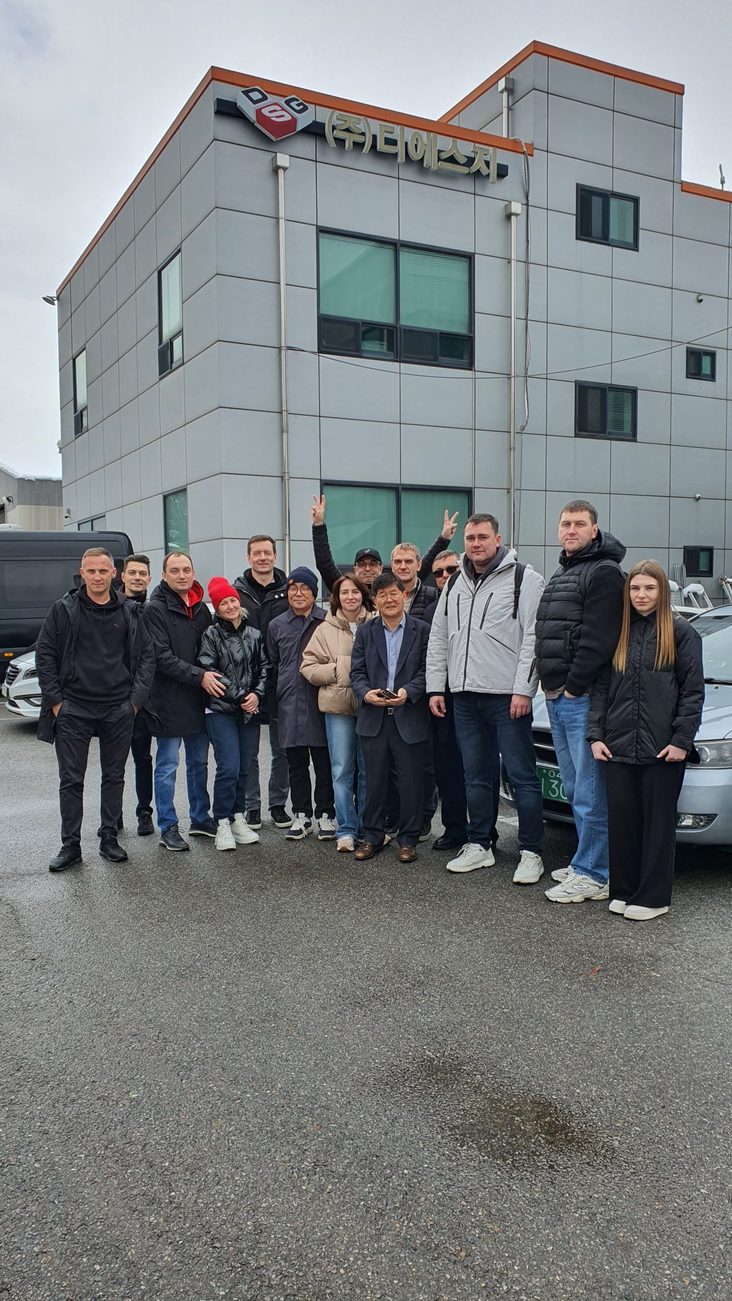 Групповое фото у производства DSG с владельцем компании