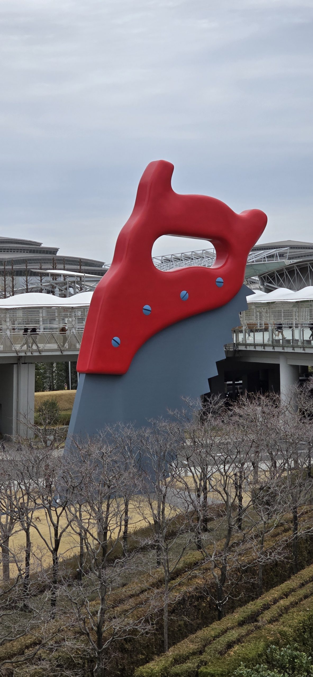 Инсталляция перед входом в выставочный комплекс Tokyo Big Sight